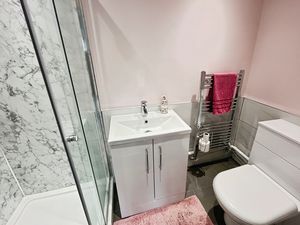 Shower room- click for photo gallery